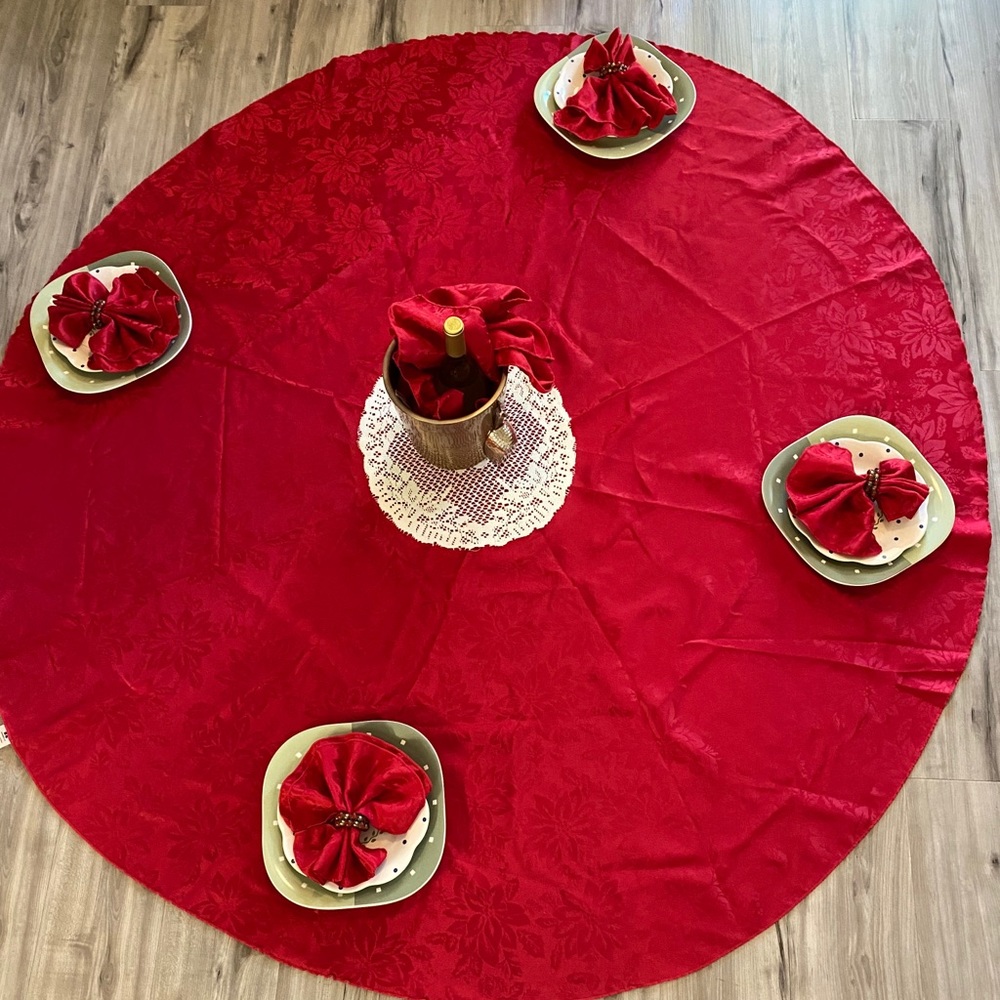 🎅 Holiday 🎄 red 70” round tablecloth - Picture 1 of 3